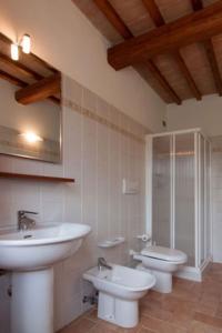 a bathroom with two sinks and a toilet at Podere Trieste in Cialabrone
