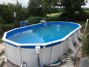 Πισίνα στο ή κοντά στο Bourdeverre Chambres D'hôtes