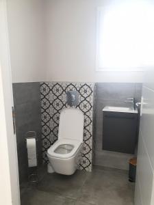 een badkamer met toilet en wastafel bij Villa Flora in Balazuc