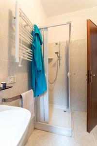 马尔恰纳Villa Shanti - Isola d'Elba的带淋浴、水槽和浴缸的浴室