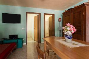 马尔恰纳Villa Shanti - Isola d'Elba的房间里有一张桌子，桌子上放着一瓶花。