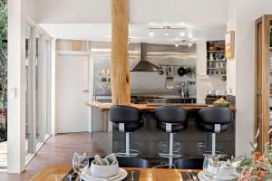 eine Küche mit schwarzen Barhockern und einer Theke in der Unterkunft The Treehouse in Moama + 34 Fotos