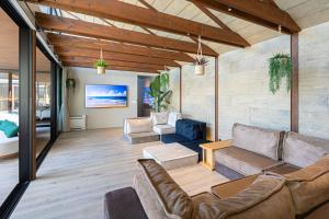 Μια τηλεόραση ή/και κέντρο ψυχαγωγίας στο SEA-LIFE TSURIGASAKI Heated Pool & Sauna & Jacuzzi Chiba Ichinomiya Rental Villa