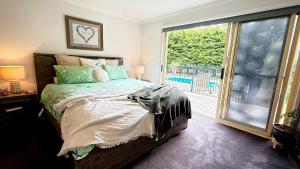 En eller flere senge i et værelse på Ukiyo Coastal Retreat + 10 billeder