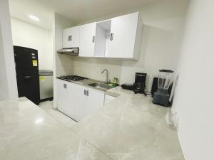 Η κουζίνα ή μικρή κουζίνα στο 20 min to CC Bvista with easy access patio