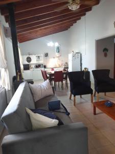 a living room with a couch and a kitchen at Cómoda casa en centro de Jachal in San José de Jáchal