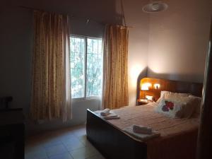 a bedroom with a bed with a large window at Cómoda casa en centro de Jachal in San José de Jáchal