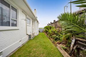 Φωτογραφία από το άλμπουμ του No 1 Beachfront Holiday Home σε Νιου Πλύμουθ