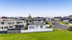 Φωτογραφία από το άλμπουμ του No 1 Beachfront Holiday Home σε Νιου Πλύμουθ