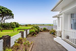 Φωτογραφία από το άλμπουμ του No 1 Beachfront Holiday Home σε Νιου Πλύμουθ