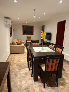 una sala da pranzo e un soggiorno con tavolo e sedie di Cabaña a Vaqueros