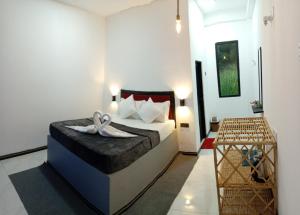 Un dormitorio con una cama con un par de zapatos encima. en Ravan Pine Nature Retreat, en Ella