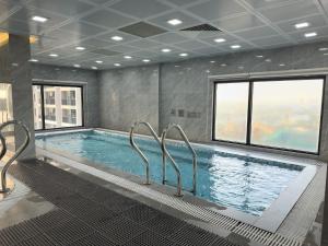 Swimmingpoolen hos eller tæt på The inner Home Apartment Hanoi