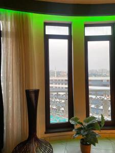 una stanza con due finestre con una luce verde di Paradise 7Palace a Istanbul