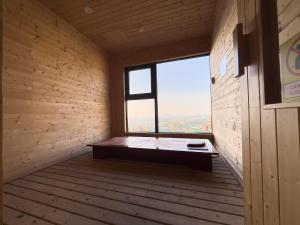 pokój z ławką w pokoju z oknem w obiekcie The inner Home Shared Apartment Hanoi w mieście Gia Lâm Pho