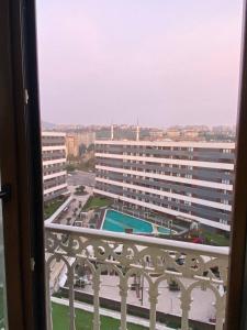 una vista da un balcone di un grande edificio di Paradise 7Palace a Istanbul