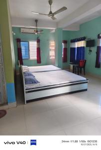 Un pat sau paturi într-o cameră la Mir Residency Lalita guest inn