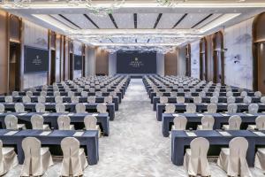 ein leeres Zimmer mit Sitzreihen und einer Bühne in der Unterkunft Shangri-La Kunming in Kunming