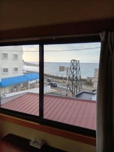 una vista del océano desde una ventana en 白浜の宿梅 別館, en Shirahama