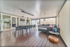 una sala de estar con un sofá y una mesa en 5min to CBD and Sleeps 9 with Spa and EV charger, en Quarry Hill