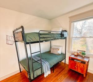 een stapelbed in een kamer met een raam bij Cozy 3BR Cottage with Firepit Sleeps 10 Close to Lake Fun in Scottsboro