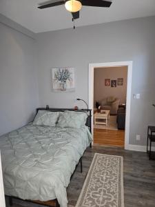 Кровать или кровати в номере Relaxing Downtown 1 Bed, Dog Friendly Apartment with Deck, Dog Exercise Area