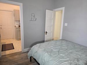 Кровать или кровати в номере Relaxing Downtown 1 Bed, Dog Friendly Apartment with Deck, Dog Exercise Area