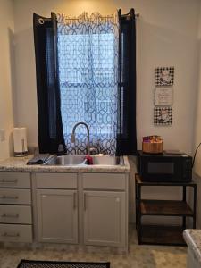 Кухня или мини-кухня в Relaxing Downtown 1 Bed, Dog Friendly Apartment with Deck, Dog Exercise Area
 +40 фотографий