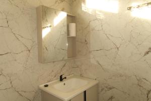 UluwatuVilla Pangkung的一间白色浴室，配有洗手池和镜子。