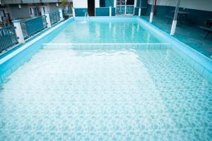 una grande piscina con acqua in un edificio di Grand Aulia Hotel Padang Panjang a Padangpanjang