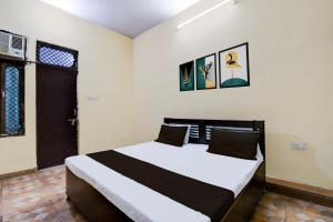 a bedroom with a large bed in a room at Hotel O Gracious Inn in Lucknow