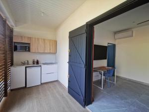 Η κουζίνα ή μικρή κουζίνα στο Studio Koton - 3 étoiles - Deshaies centre