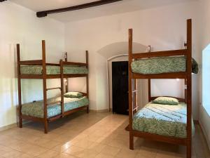 2 stapelbedden in een kamer met een deuropening bij Old House Hostel in Sucre