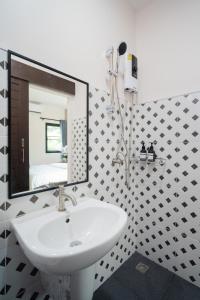 ein Badezimmer mit Waschbecken und Spiegel in der Unterkunft Just A Nap Khaoyai in Mu Si + 89 Fotos