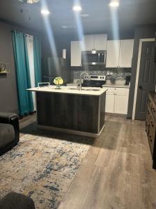 Una cocina con una gran isla en el medio. en Bannock Manor, en Memphis 10 fotos más