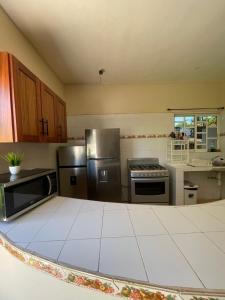 Кухня или мини-кухня в confortable casa de 3 habitaciones con aire acondicionado
