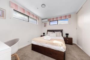 Ένα ή περισσότερα κρεβάτια σε δωμάτιο στο Welcome home Burwood +10 φωτογραφίες