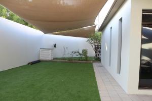 Κήπος έξω από το CubixArt Villa 3BR - Large Backyard for events