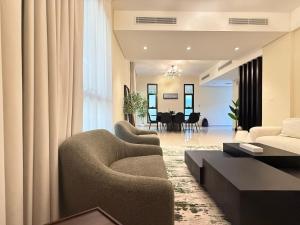 Χώρος καθιστικού στο CubixArt Villa 3BR - Large Backyard for events