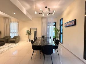 Χώρος καθιστικού στο CubixArt Villa 3BR - Large Backyard for events