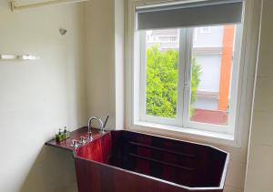 bagno con lavandino rosso e finestra di Lu Tan Residence a Da Lat Altre 47 foto