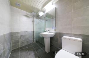 Un baño con un inodoro blanco y un lavabo. en KANU hotel, en Seúl 13 fotos más