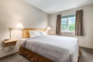Ένα ή περισσότερα κρεβάτια σε δωμάτιο στο Banff Gate vacation townhouse