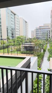 ブラジリアにあるResidencial New Yorkの公園と建物の景色を望むバルコニー +41枚の写真