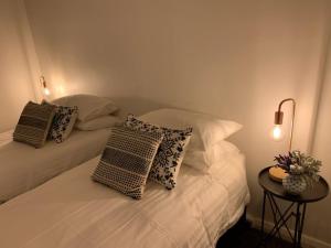 MintaroTickles Cottage in a beautiful Rural Setting的一间卧室配有两张带枕头和桌子的床