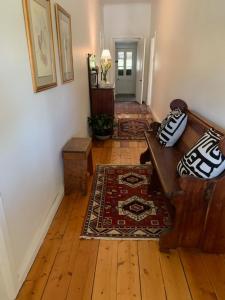 MintaroTickles Cottage in a beautiful Rural Setting的带沙发和地毯的客厅 更多5张照片