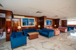 فندق جوهرة المقام الحمراء في جدة: لوبي فيه كنب وكراسي ازرق وطاولة