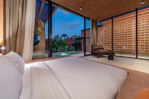 Postel nebo postele na pokoji v ubytování Fengshui-4 New 1BR Villa with Pool for Couples