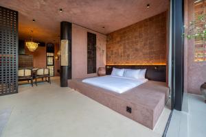 Postel nebo postele na pokoji v ubytování Fengshui-4 New 1BR Villa with Pool for Couples