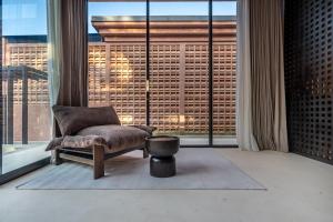 Posezení v ubytování Fengshui-4 New 1BR Villa with Pool for Couples